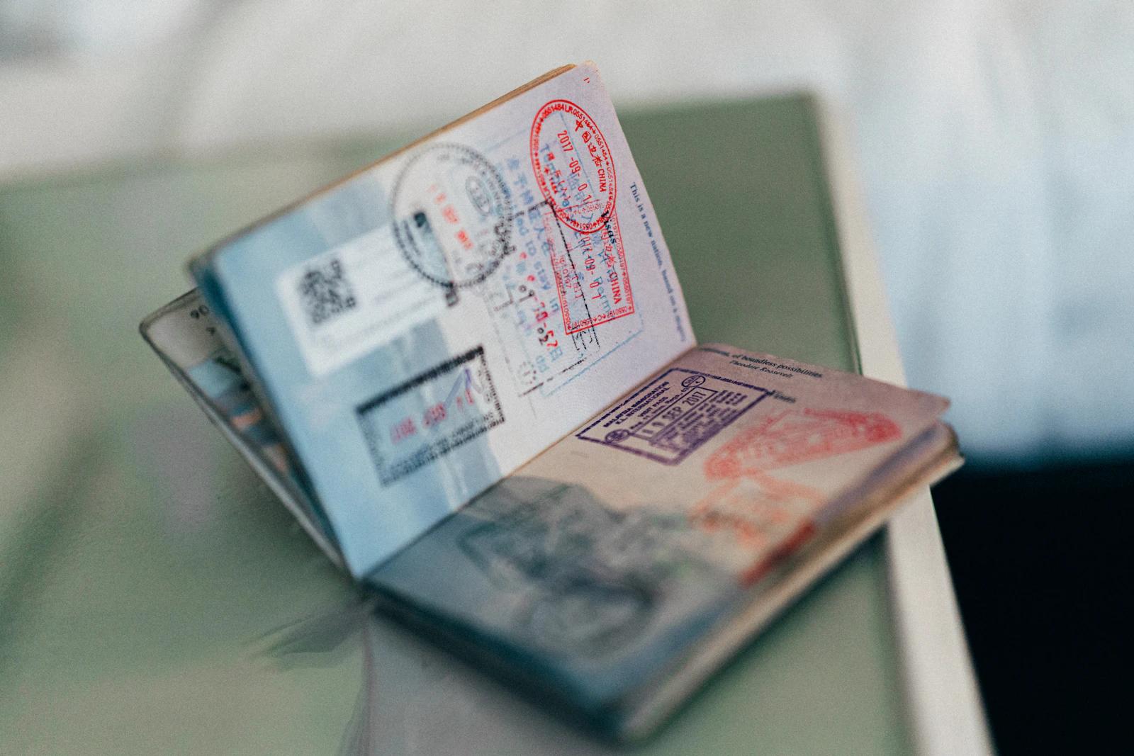 Passaporte aberto com vários carimbos de entrada coloridos nas páginas