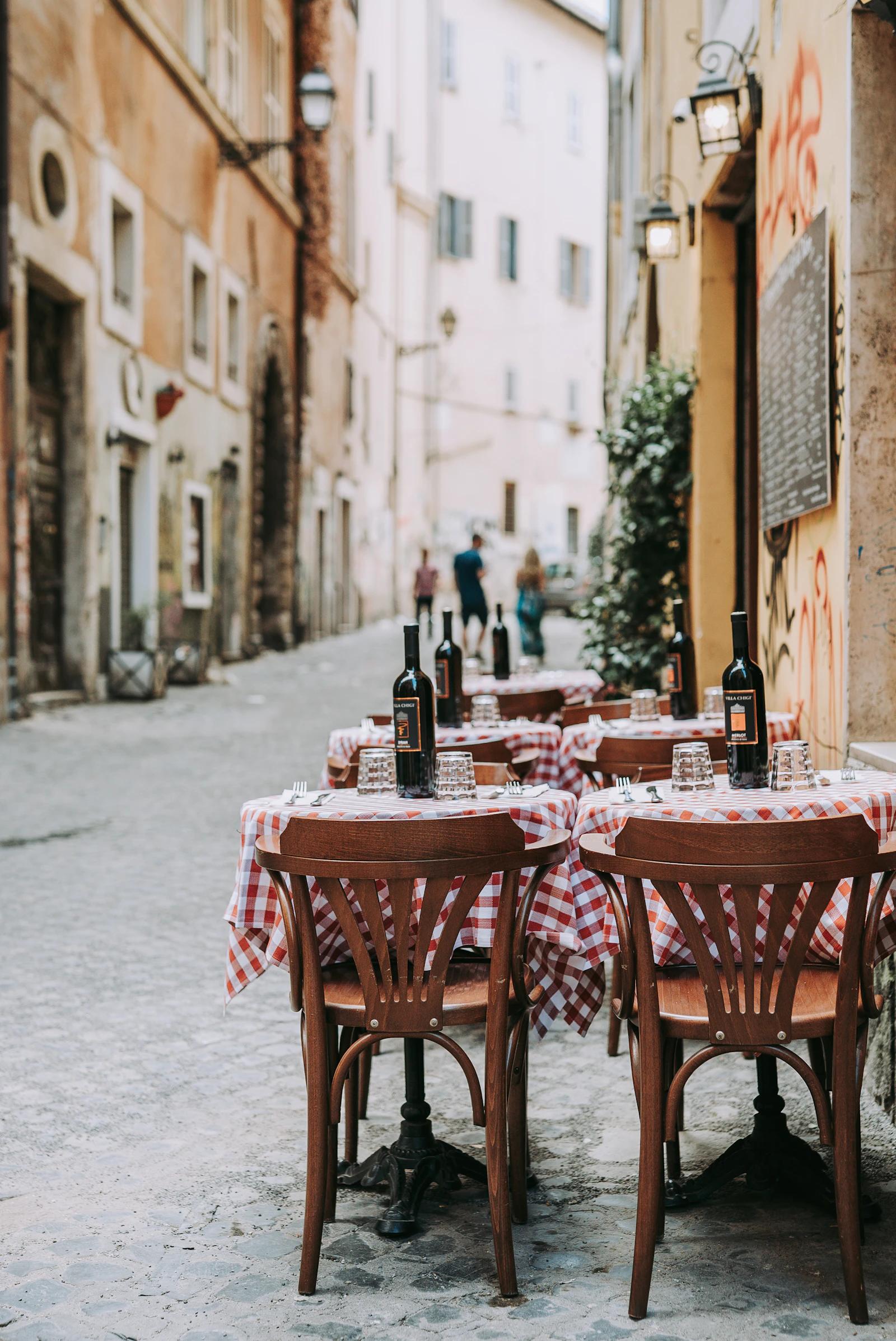 Mesa de restaurante italiano com toalha xadrez vermelha e branca