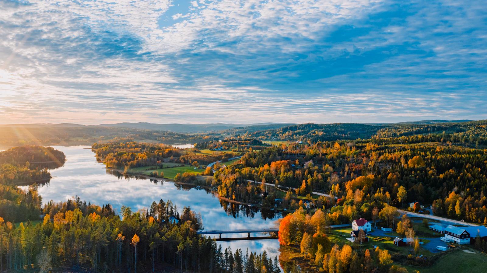 Vista aérea de um lago cercado por floresta no outono, em Härnösand, na Suécia