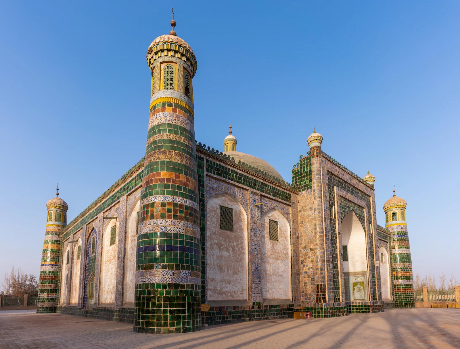 Mausoléu de Afaq Khoja, em Kashgar, no extremo oeste da China, com minaretes revestidos de azulejos verdes sob céu azul