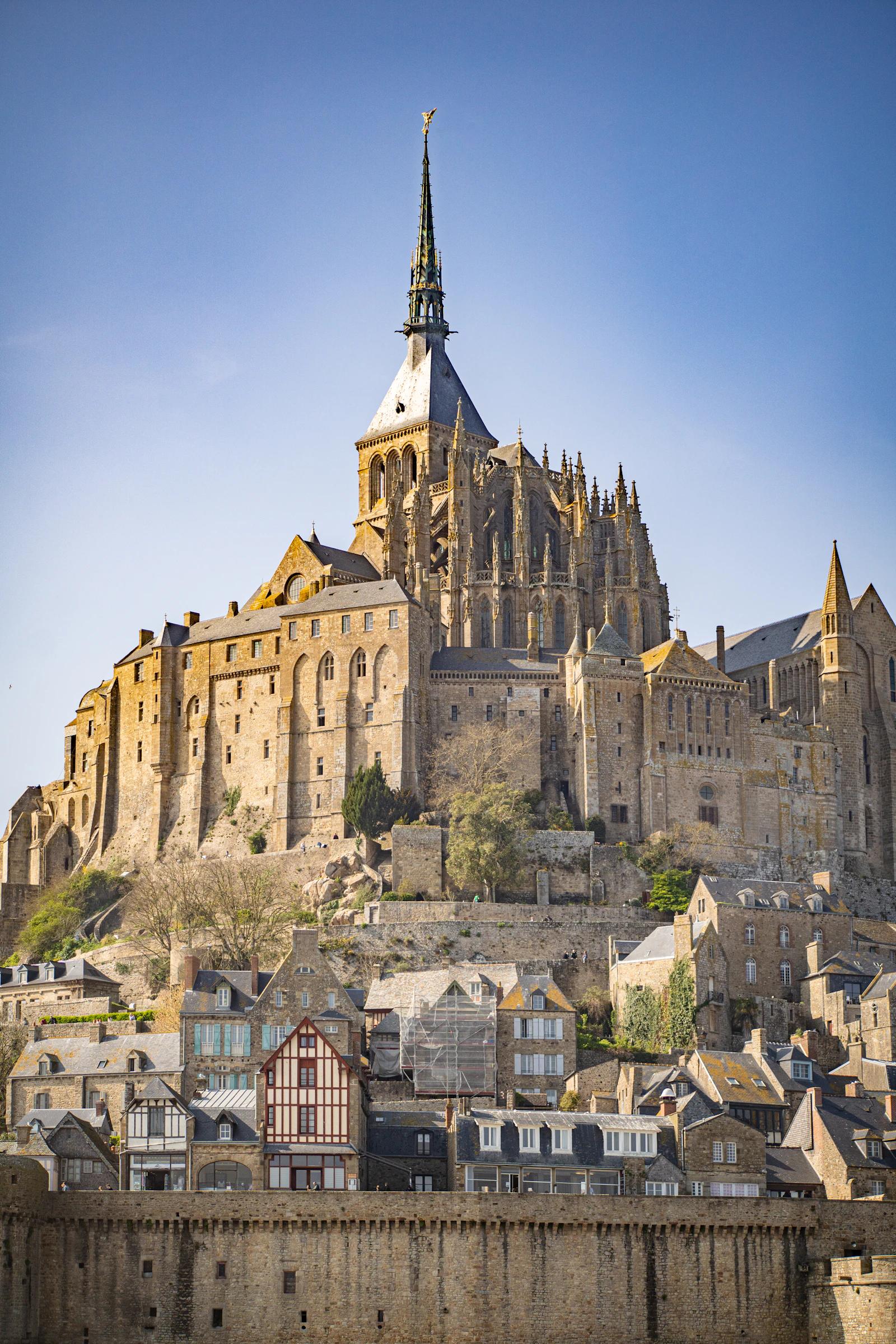 A abadia de Mont-Saint-Michel sobre sua ilha rochosa